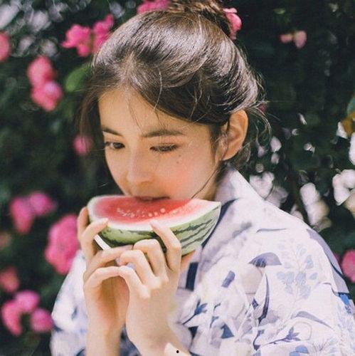 少女吃瓜摆件图片