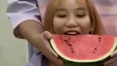 学校吃瓜情侣,揭秘吃瓜情侣的甜蜜日常